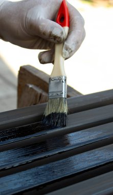 Fırça ve Koruyucu Eldivenlerle Metal Yüzey Boyama.