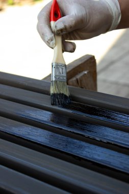 Fırça ve Koruyucu Eldivenlerle Metal Yüzey Boyama.