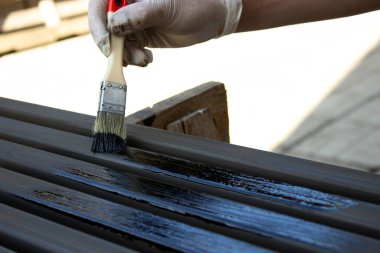 Fırça ve Koruyucu Eldivenlerle Metal Yüzey Boyama.