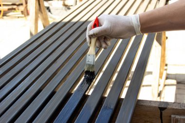 Fırça ve Koruyucu Eldivenlerle Metal Yüzey Boyama.