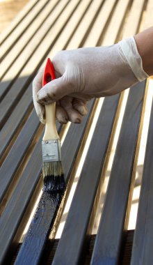 Fırça ve Koruyucu Eldivenlerle Metal Yüzey Boyama.