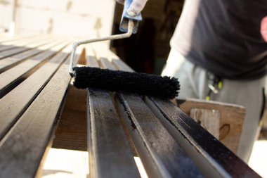 Boya Yuvarlayıcısı ile Metal Yüzey Boyanıyor.