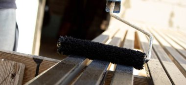 Boya Yuvarlayıcısı ile Metal Yüzey Boyanıyor.