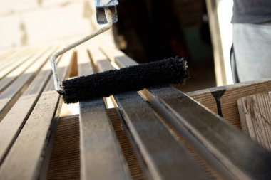 Boya Yuvarlayıcısı ile Metal Yüzey Boyanıyor.