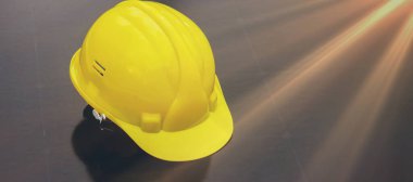 Güneş Paneli Yüzeyinde Güneş Kurulum Aletleri ve Güvenlik Ekipmanları.