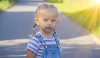 güzel kız kameraya bakıyor