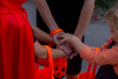 Çocuklar Cadılar Bayramı için şeker topluyor. Seçici odak.