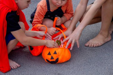 Çocuklar Cadılar Bayramı için şeker topluyor. Seçici odak.