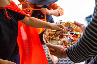 Çocuklar Cadılar Bayramı için şeker topluyor. Seçici odak.