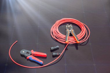 Güneş paneli elektrikçi araçları kırmızı kablo kurulum ekipmanları yenilenebilir enerji.