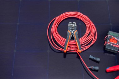 Güneş paneli elektrikçi araçları kırmızı kablo kurulum ekipmanları yenilenebilir enerji.