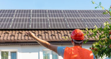 Çatıdaki Güneş Panellerini Denetleyen Miğfer Mühendisi.