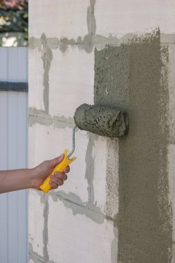 Paten ile Alçı Uygulayan İşçi.