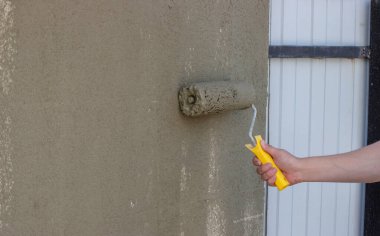 Paten ile Alçı Uygulayan İşçi.