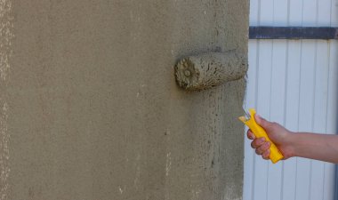 Paten ile Alçı Uygulayan İşçi.