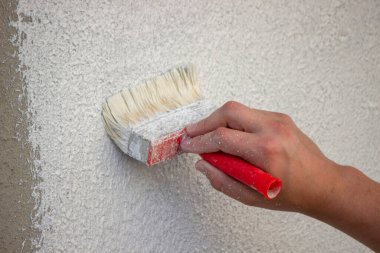 Fırça ve Beyaz Boyayla Bir Duvar Boyamak.