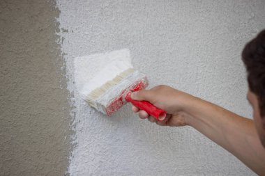 Fırça ve Beyaz Boyayla Bir Duvar Boyamak.