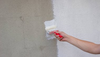 Fırça ve Beyaz Boyayla Bir Duvar Boyamak.