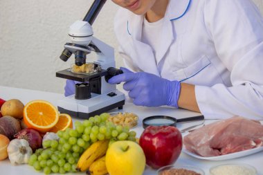 Makarna Laboratuvarı kontrolü. Malzeme Kalitesinin Mikroskobik Analizi