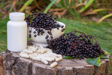 Doğal ilaçlar, kapsüller ve böğürtlenden yapılan bağışıklık takviyeleri.