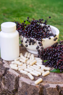 Doğal ilaçlar, kapsüller ve böğürtlenden yapılan bağışıklık takviyeleri.