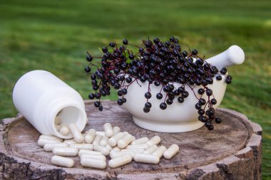 Doğal ilaçlar, kapsüller ve böğürtlenden yapılan bağışıklık takviyeleri.