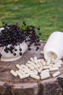 Doğal ilaçlar, kapsüller ve böğürtlenden yapılan bağışıklık takviyeleri.