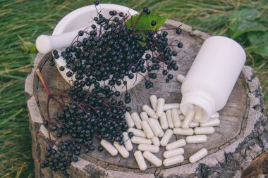 Doğal ilaçlar, kapsüller ve böğürtlenden yapılan bağışıklık takviyeleri.