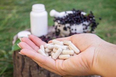 Eldeki Dokunulmazlık İçin Mürver ve Kapsüller.