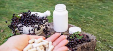 Eldeki Dokunulmazlık İçin Mürver ve Kapsüller.