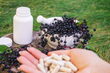 Eldeki Dokunulmazlık İçin Mürver ve Kapsüller.