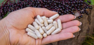 Eldeki Dokunulmazlık İçin Mürver ve Kapsüller.