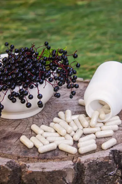 Doğal ilaçlar, kapsüller ve böğürtlenden yapılan bağışıklık takviyeleri.