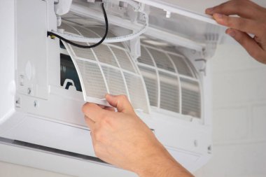 Klima Bakımı: Kirli Hava Filtresi Kaldırılıyor.