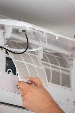 Klima Bakımı: Kirli Hava Filtresi Kaldırılıyor.