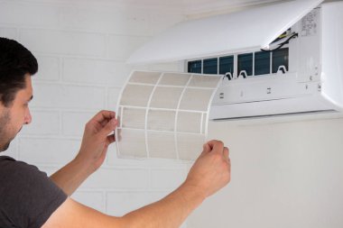 Klima Bakımı: Kirli Hava Filtresi Kaldırılıyor.