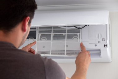 Bakım tamamlandı. Teknisyen Klimaya Temiz Hava Filtresi Yüklüyor.