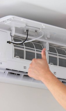 Bakım tamamlandı. Teknisyen Klimaya Temiz Hava Filtresi Yüklüyor.