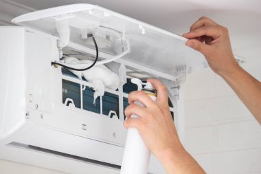 Derin klima temizliği. Buharlaştırıcıyı Temizleyici Köpükle Tedavi Etmek.