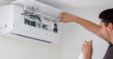 Derin klima temizliği. Buharlaştırıcıyı Temizleyici Köpükle Tedavi Etmek.