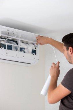 Derin klima temizliği. Buharlaştırıcıyı Temizleyici Köpükle Tedavi Etmek.