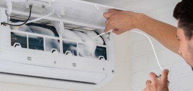 Derin klima temizliği. Buharlaştırıcıyı Temizleyici Köpükle Tedavi Etmek.