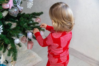 küçük kız Noel ağacı süsleme.