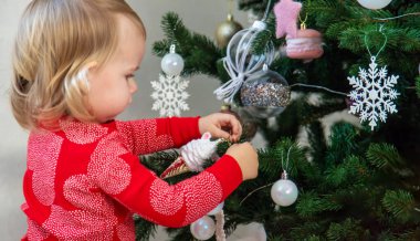 küçük kız Noel ağacı süsleme.