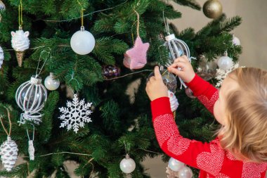 küçük kız Noel ağacı süsleme.