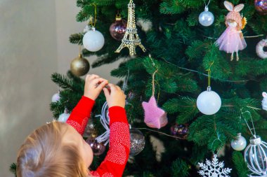 küçük kız Noel ağacı süsleme.
