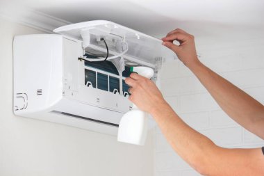 Dezenfektan sprey şişesiyle Klima Birim Filtresinin Temizlenmesi.