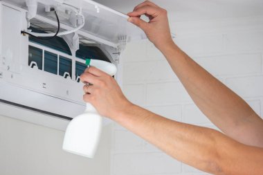 Dezenfektan sprey şişesiyle Klima Birim Filtresinin Temizlenmesi.