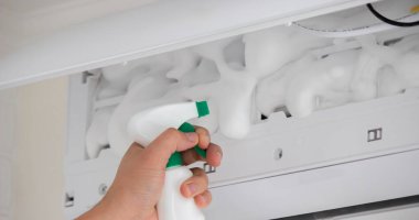 Dezenfektan sprey şişesiyle Klima Birim Filtresinin Temizlenmesi.