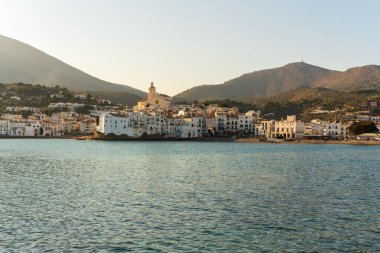 Cadaques, Spain. February 2023. Enjoy a stunning sunset in Cadaques, where the warm tones of the sun blend with the cool hues of the sea, creating a spectacular visual contrast on the coastal horizon.